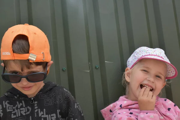 Jongen Meisje Achtergrond Van Het Hek — Stockfoto