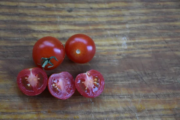 Tomates Cereja Vermelho Fundo Madeira — Fotografia de Stock