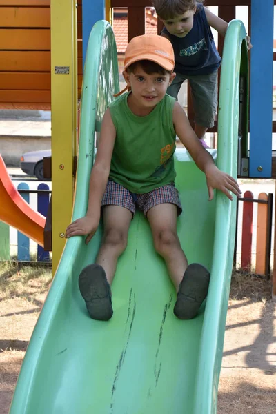 Niño Está Jugando Patio — Foto de Stock