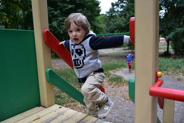 Niño Está Jugando Patio — Foto de Stock