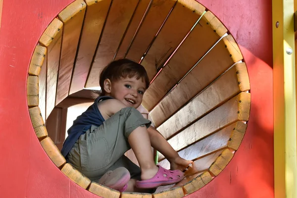 Criança Está Brincando Playground — Fotografia de Stock