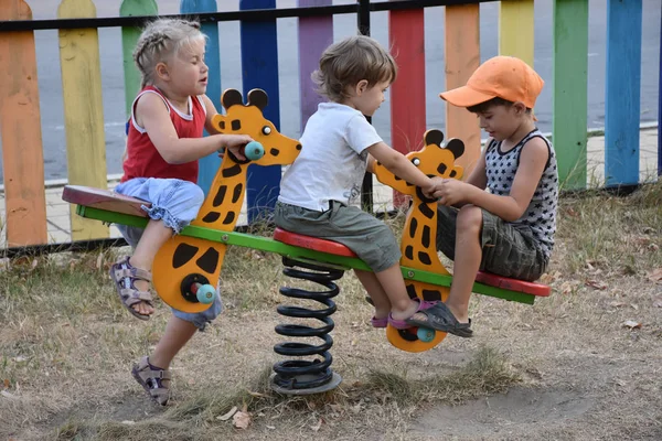 Parkta Oynayan Güzel Çocuk — Stok fotoğraf