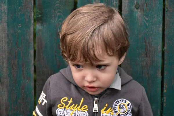 Mooi Portret Van Een Jongetje Glimlach — Stockfoto