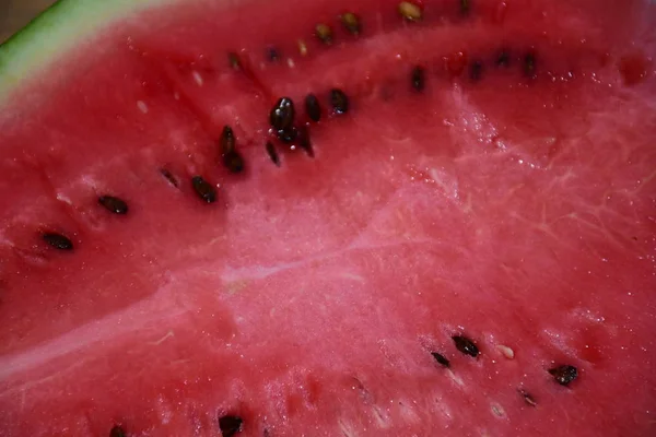 Nahaufnahme Einer Geschnittenen Saftigen Wassermelone Mit Schwarzen Samen — Stockfoto