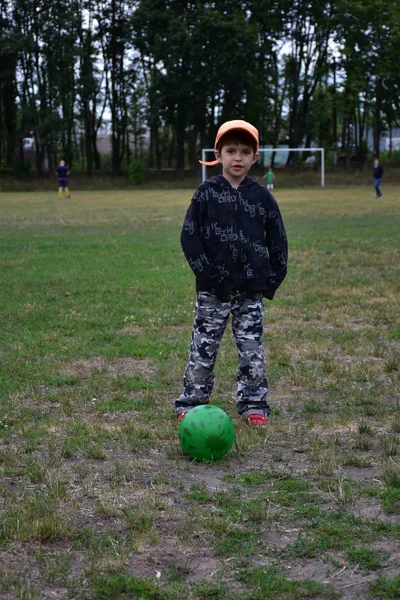 Bellissimo Bambino Che Gioca Nel Parco — Foto Stock