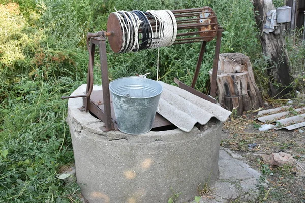 庭の古い井戸は — ストック写真