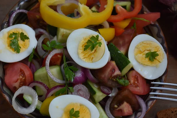 Ensalada Fresca Hecha Verduras Con Huevos Cocidos — Foto de Stock