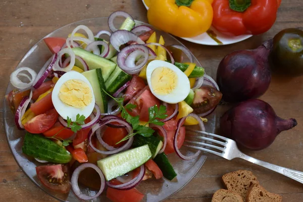 Frischer Salat Aus Gemüse Mit Gekochten Eiern — Stockfoto