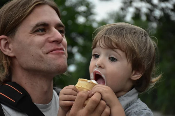 아이가 아이스크림을 있어요 — 스톡 사진