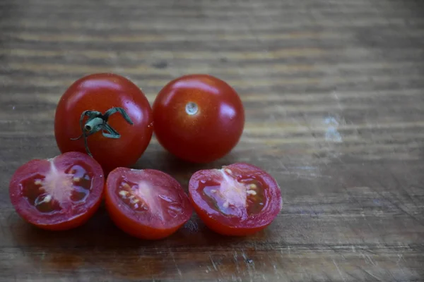 Tomat Ceri Merah Latar Belakang Kayu — Stok Foto