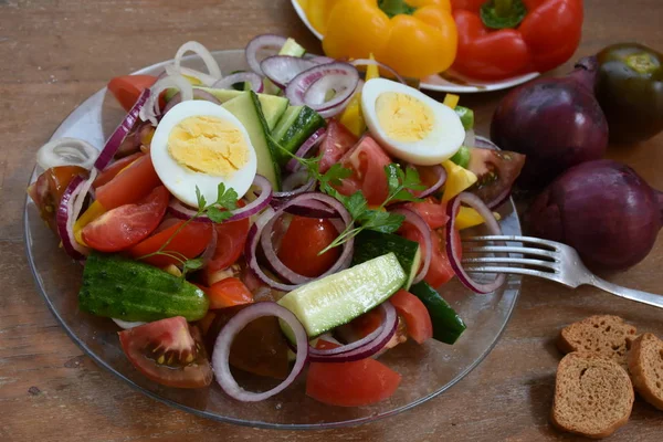 Frischer Salat Aus Gemüse Mit Gekochten Eiern — Stockfoto
