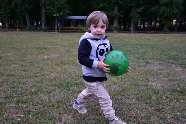 Criança Está Brincando Playground — Fotografia de Stock