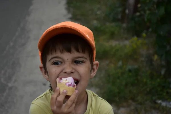 Niño Está Comiendo Helado — Foto de Stock