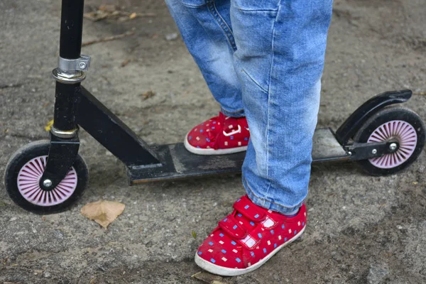 Niño Montando Una Scooter Parque —  Fotos de Stock