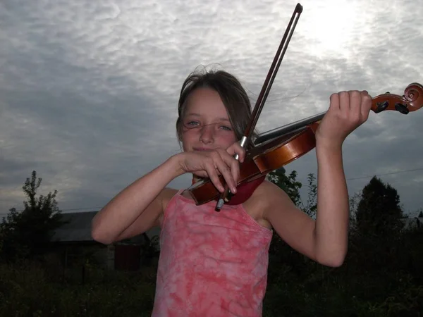 Cute Girl Playing Violin Sky Background — 스톡 사진