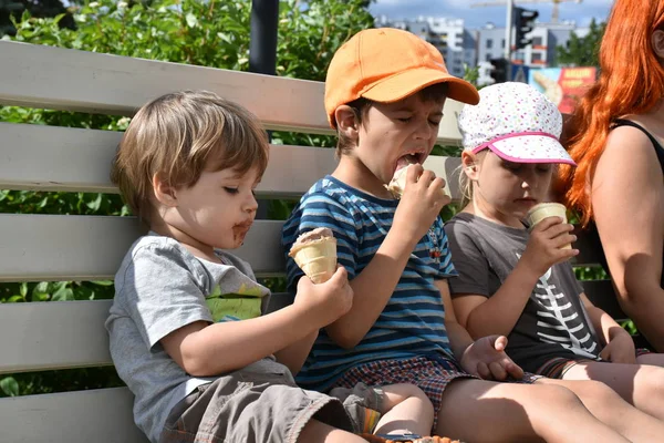 Anak Anak Makan Krim Musim Panas — Stok Foto