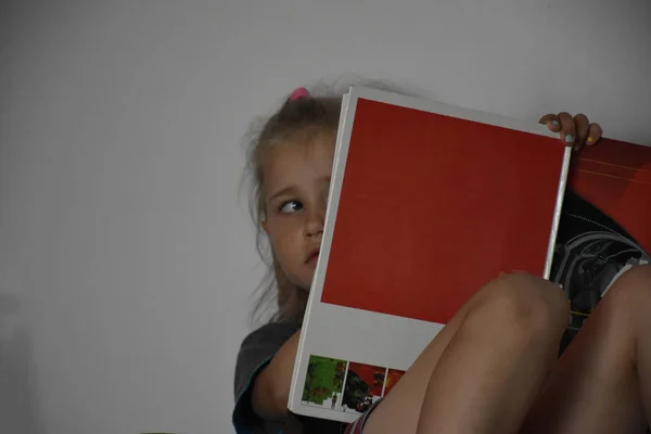 Блондинка Читає Книгу Ховається Обличчям Сидячи Підлозі Вдома — стокове фото