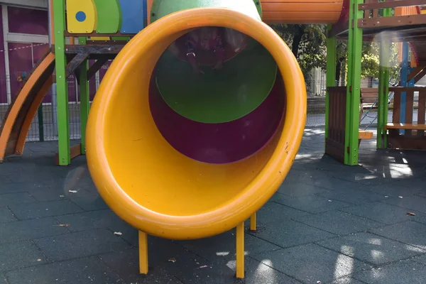 Das Kind Spielt Auf Dem Spielplatz — Stockfoto