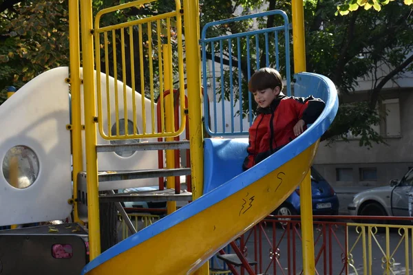 Schönes Kinderspielenim Park — Stockfoto