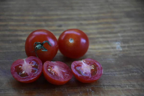 Tomates Cerises Rouges Sur Fond Bois — Photo