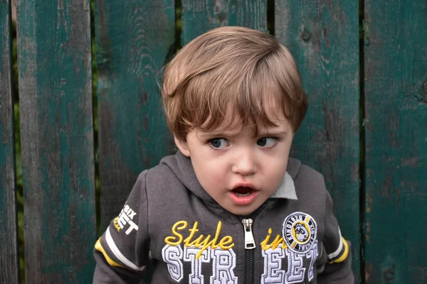 Mooi Portret Van Een Jongetje Glimlach — Stockfoto