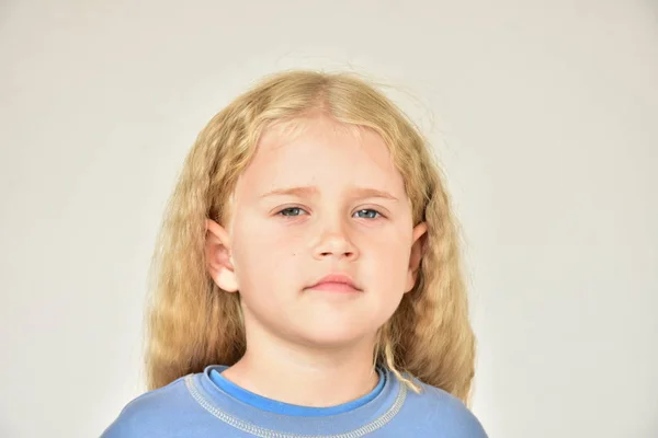 Portret Van Een Blond Meisje Een Witte Achtergrond — Stockfoto