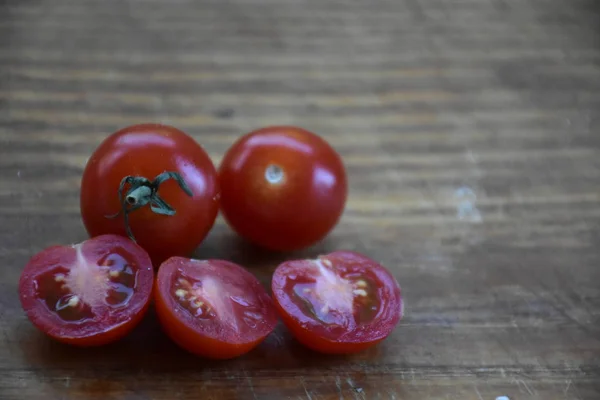 Tomat Ceri Merah Latar Belakang Kayu — Stok Foto