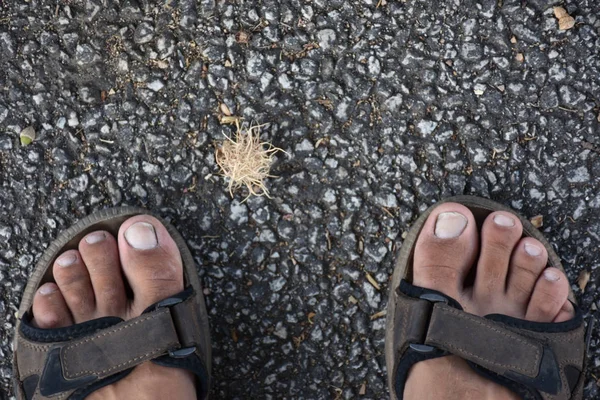 Sluiten Van Mannelijke Benen Lederen Sandalen — Stockfoto