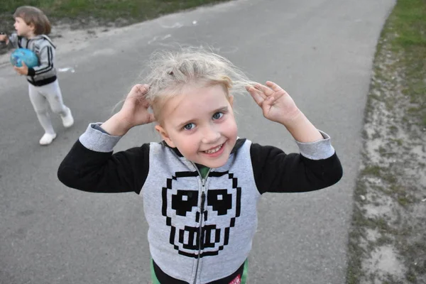 Portret Van Een Blond Meisje Een Witte Achtergrond — Stockfoto