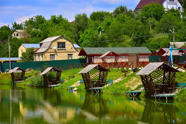 Clear Pond Garden Houses Cozy Country Houses — стоковое фото