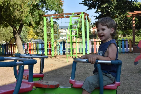 Niño Está Jugando Patio — Foto de Stock