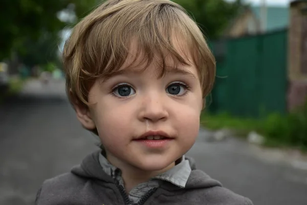 Mooi Portret Van Een Jongetje Glimlach — Stockfoto