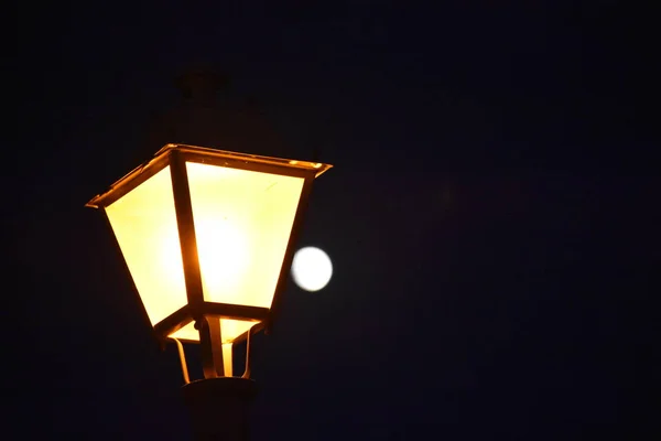 Laterne Auf Der Stadtstraße — Stockfoto