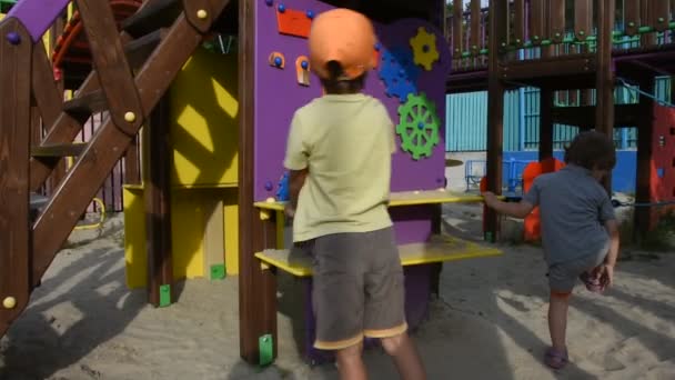 Das Kind Spielt Auf Dem Spielplatz — Stockvideo