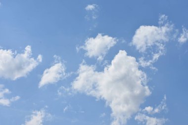 Mavi gökyüzü ve beyaz bulutlar