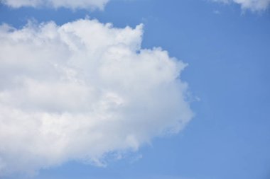 Mavi gökyüzü ve beyaz bulutlar