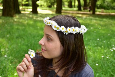  Kafasında papatya çelengi olan bir kızın portresi