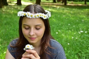  Kafasında papatya çelengi olan bir kızın portresi