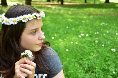  Kafasında papatya çelengi olan bir kızın portresi