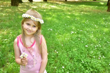 başında papatyalar bir çelenk ile küçük bir kızın portresi