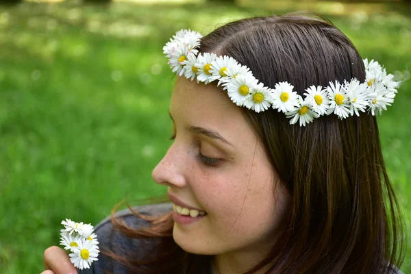 Ritratto Ragazza Con Una Corona Margherite Sulla Testa — Foto Stock