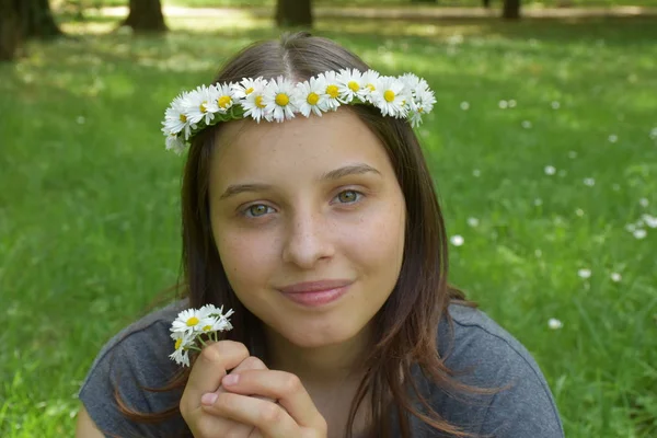 Portrét Dívky Věncem Sedmikrásek Hlavě — Stock fotografie