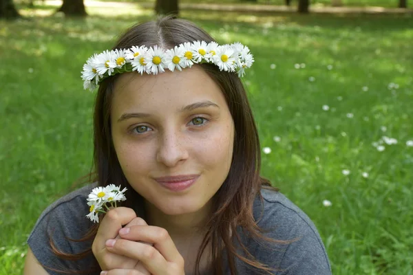 Portret Van Meisje Met Een Krans Van Madeliefjes Haar Hoofd — Stockfoto