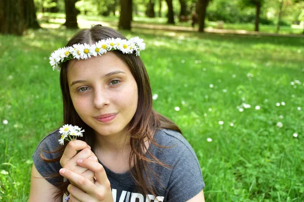 Portrét Dívky Věncem Sedmikrásek Hlavě — Stock fotografie