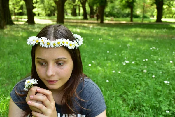 Retrato Menina Com Uma Grinalda Margaridas Cabeça — Fotografia de Stock