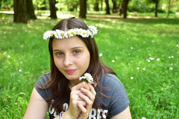 Portret Van Meisje Met Een Krans Van Madeliefjes Haar Hoofd — Stockfoto