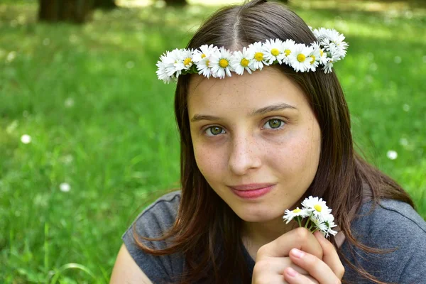 Portrét Dívky Věncem Sedmikrásek Hlavě — Stock fotografie