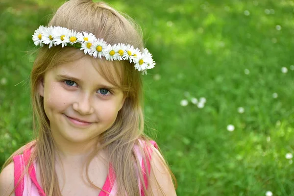 Portret Van Een Klein Meisje Met Een Krans Van Madeliefjes — Stockfoto