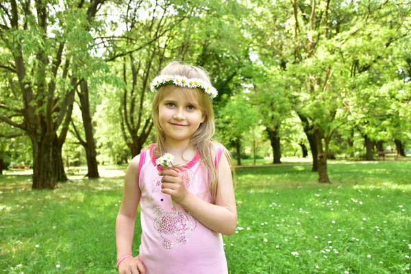 Ritratto Una Bambina Con Una Ghirlanda Margherite Testa — Foto Stock