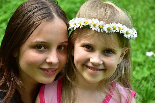 ヒナギクの花輪を頭に持つ2人の女の子の肖像画 — ストック写真